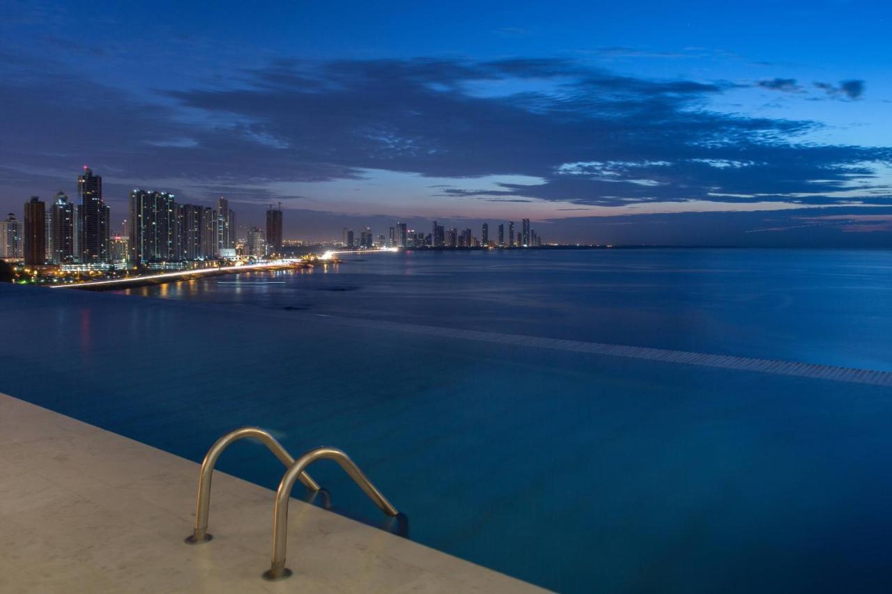 Jw Marriott Panama Hotel Exterior photo View of the city from the pool
